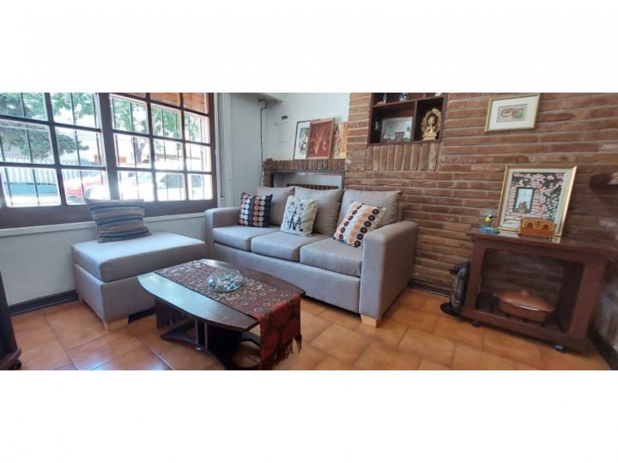 CASA EN ESQUINA CON TERRAZA Y PARRILLA