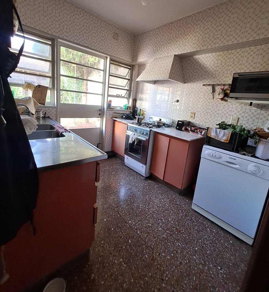 Venta Casa 5 Ambientes Con Lote Propio De 301 M2, Ideal Desarrollo Inmobiliario. Devoto